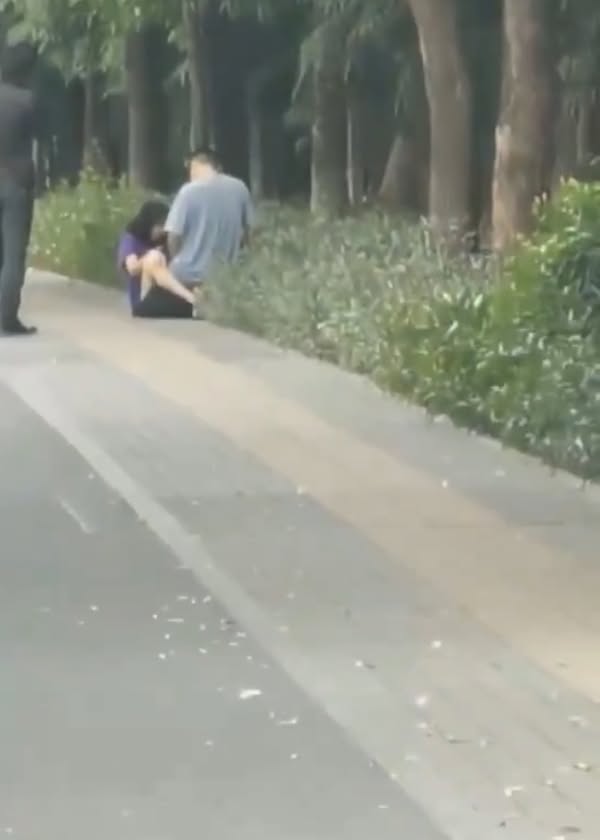 Có thể là hình ảnh về một hoặc nhiều người, xe segway, xe scooter, ván trượt và đường phố