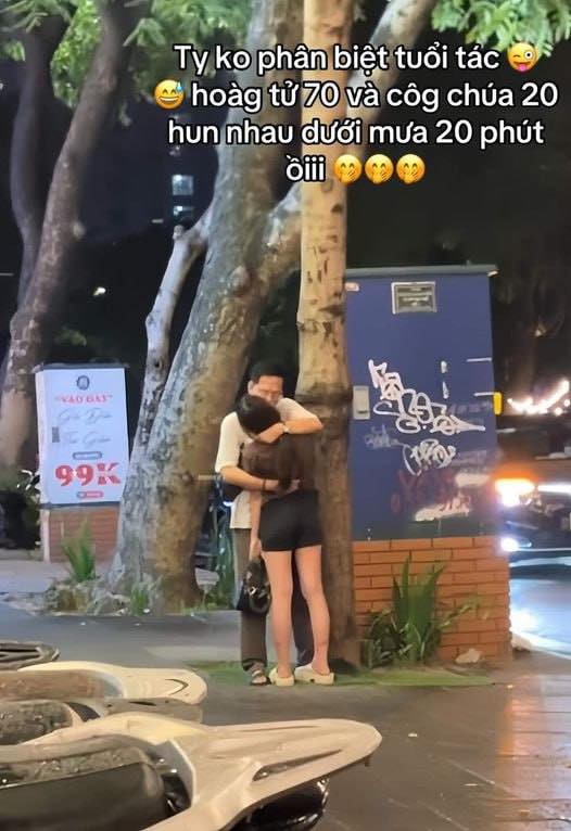 May be an image of segway, scooter and text that says 'Ty Tyko ko phân biệt tuổi tác hoàg tử 70 và côg chúa 20 hun nhau dưởi mưa 20 phút ồiii NADGAST C IEC- 0 99K 00'