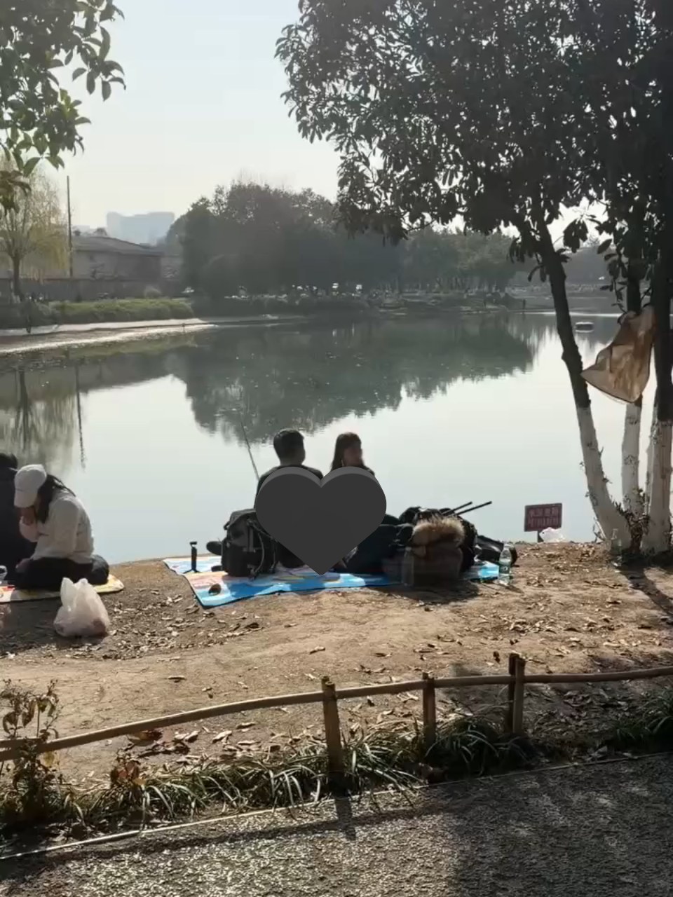 Có thể là hình ảnh về một hoặc nhiều người và hồ