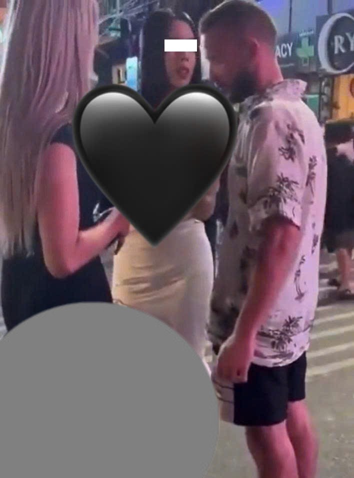 Có thể là hình ảnh về một hoặc nhiều người và văn bản