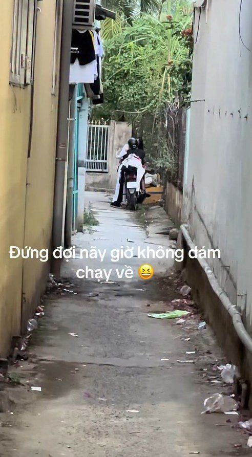 Có thể là hình ảnh về xe segway, xe scooter, đường phố và văn bản cho biết 'Đứng đợinãy giờ_không giờ dám chạy về'