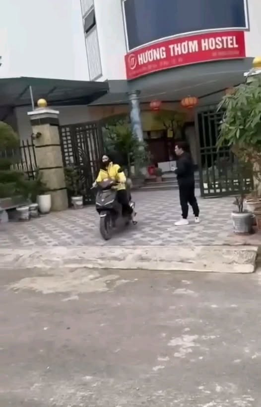 Có thể là hình ảnh về một hoặc nhiều người, xe scooter, xe segway, đường phố và văn bản cho biết '0 HƯƠNG THƠM HOSTEL'