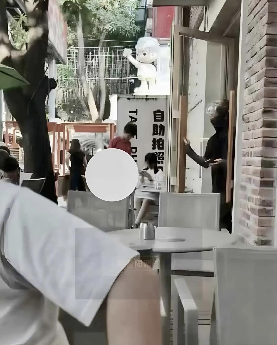 May be an image of one or more people and text that says '电 TA TAI TAEDY 24 助 自 拍 自助拍陽 Jm jin'