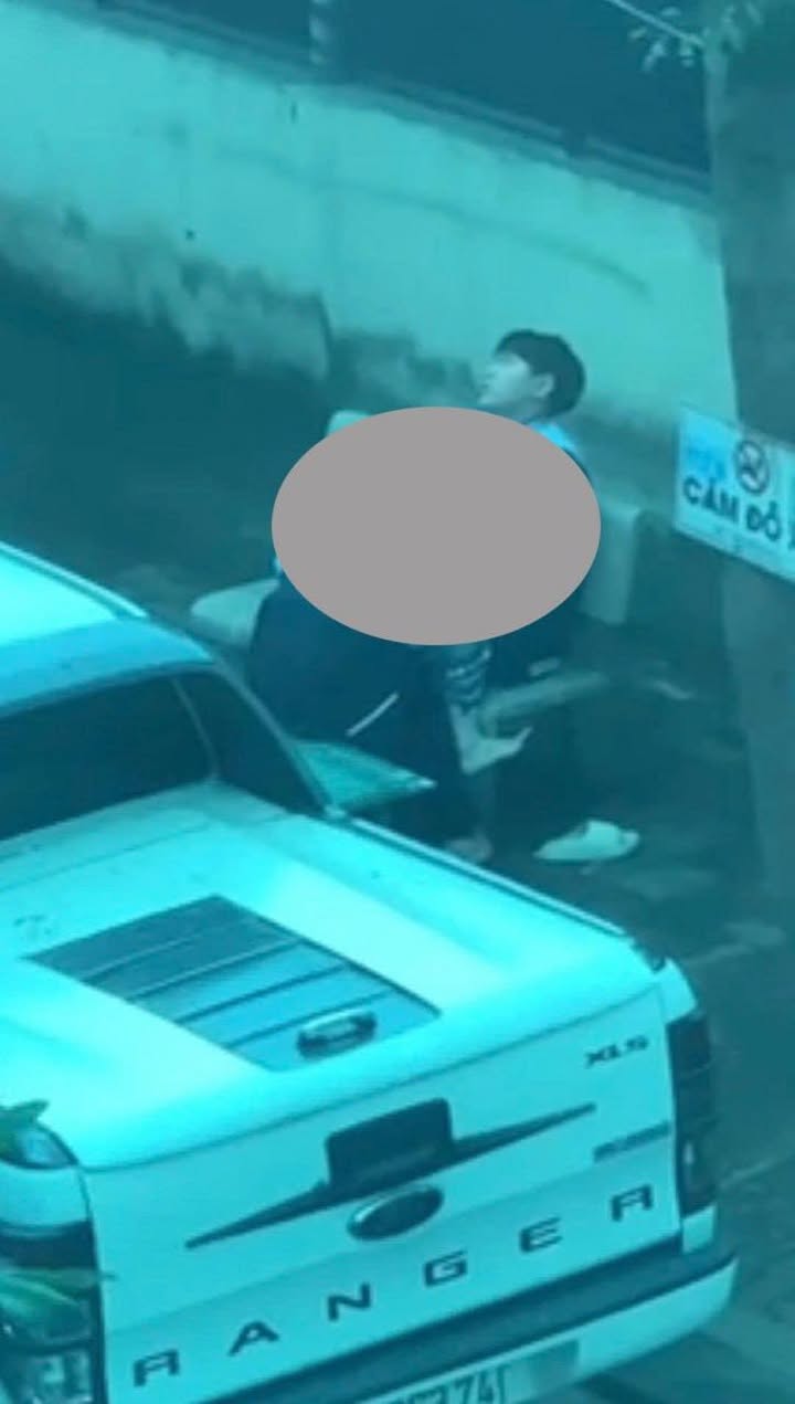 May be an image of car and text that says 'CANBÓ FI N -740 7'