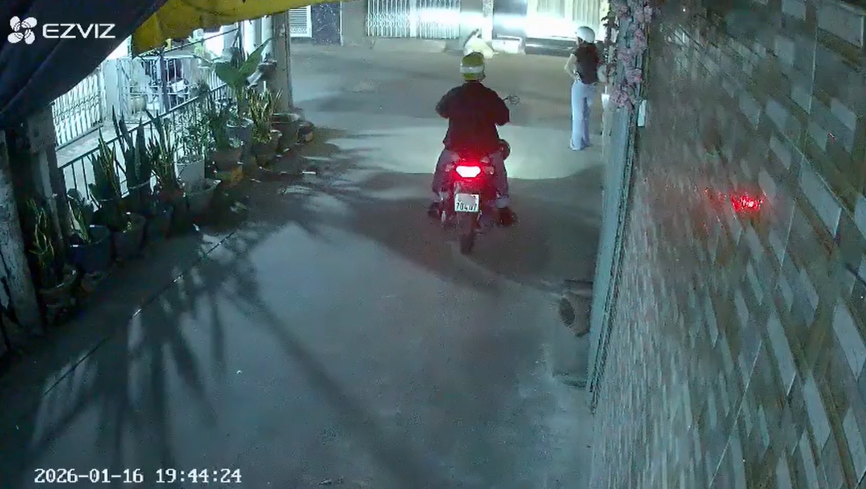 May be an image of bicycle, motorcycle, scooter and text that says 'EZVIZ 704ul 2026-01-1619:44:24 2026-01-16 2026- 19:44:24 19 :44 :24'