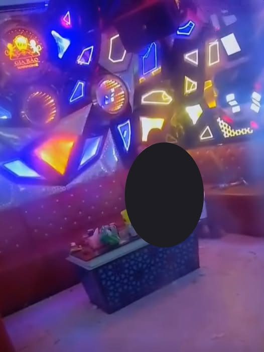 May be an image of speaker and lighting