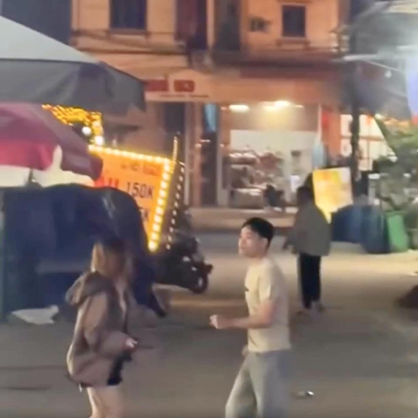 Có thể là hình ảnh về một hoặc nhiều người và đường phố