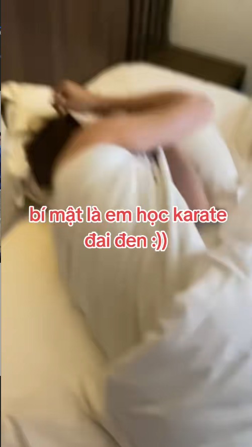 May be an image of slow loris, bedroom and text that says 'bí mật là em học karate đai đen :))'